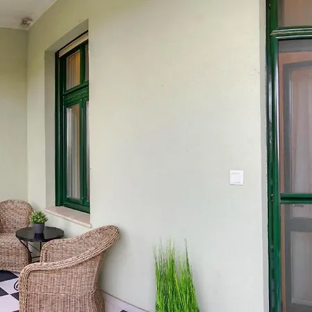 Romantic Riverview Bestern Lejlighed *