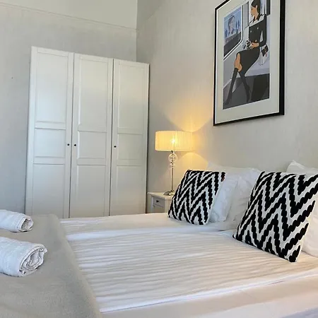 Romantic Riverview Bestern Lejlighed